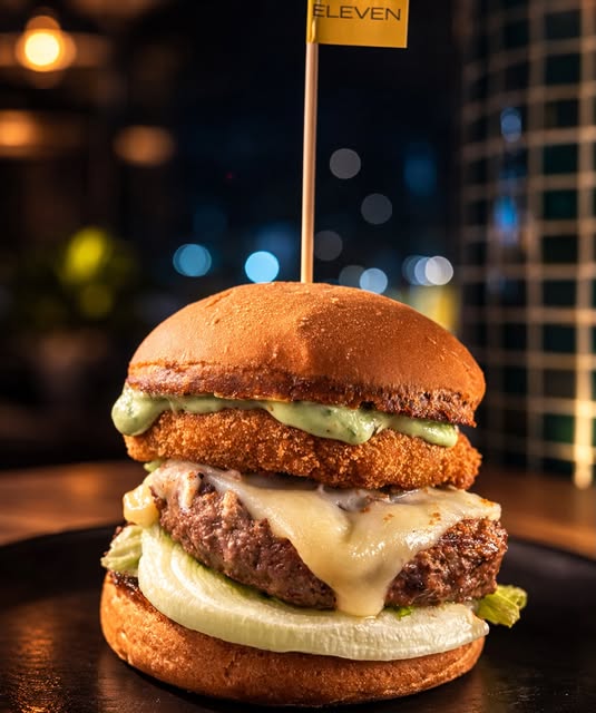 Hambúrguer artesanal da Eleven Burgers servido no salão