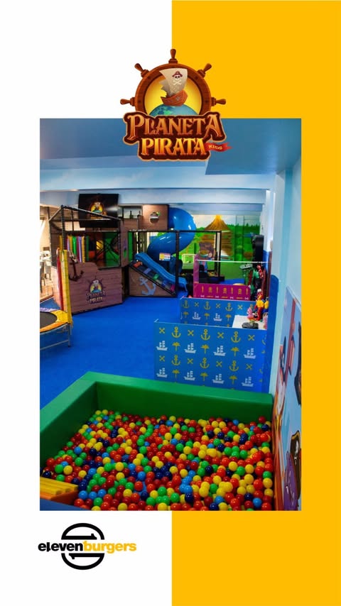 Espaço kids Planeta Pirata com piscina de bolinhas e brinquedos